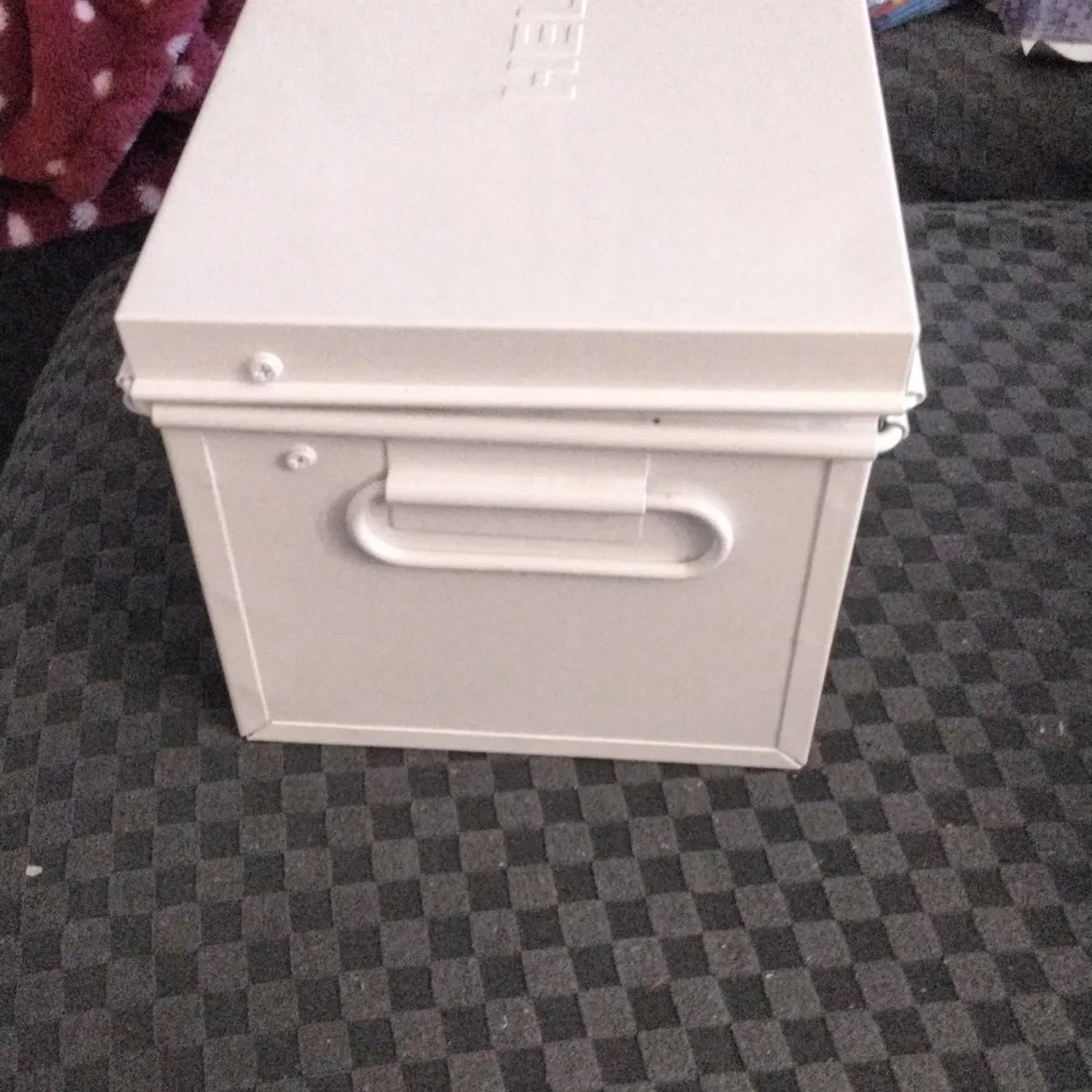 Metal medication lock box - Picture 2 of 4